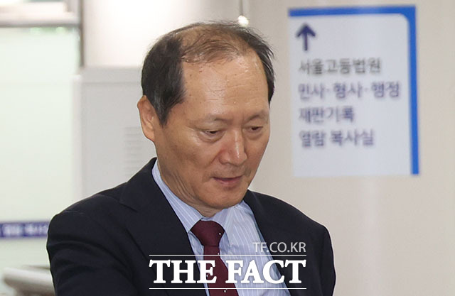 12·3 비상계엄에 가담하고 김건희 여사의 수사 청탁을 들어준 혐의로 기소된 박성재 전 법무부 장관(왼쪽)과 국회증언감정법 위반 혐의로 함께 기소된 이완규 전 법제처장이 22일 오후 서울 서초구 서울중앙지법에서 열린 1심 선고 공판에 출석하고 있다. /서예원 기자