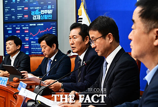 정청래 더불어민주당 대표가 22일 오전 서울 여의도 국회에서 열린 최고위원회의에 참석해 모두발언을 하고 있다. /국회=배정한 기자