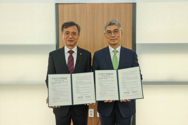 고영철 신협중앙회장(왼쪽)과 이준수 한국금융연수원장이 금융인재 양성을 위한 업무협약 체결 후 기념촬영을 하고 있다. /신협중앙회