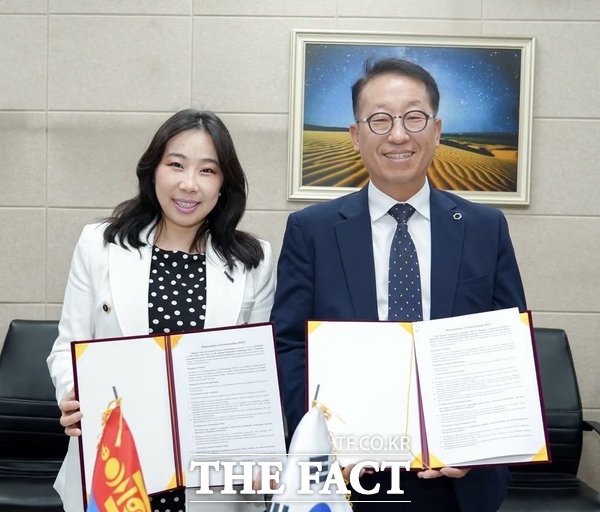 대전창조경제혁신센터가 18일 몽골 울란바토르 센트럴타워에서 대전 지역 스타트업 16개사가 참여한 가운데 'SIW In Mongolia'를 개최한 가운데 박대희 대전혁신센터장(오른쪽)과 몽골 대표 혁신기관인 IT Park가 업무협약을 체결했다. /대전창조경제혁신센터