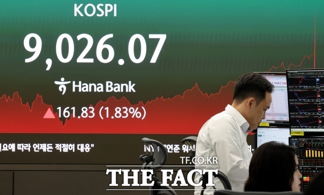 반도체 대형주 중심의 '코스피 쏠림' 현상이 심화되면서 코스닥 시장이 상대적으로 소외되고 있다는 분석이 나온다. 개인투자자 자금이 코스닥에서 이탈해 삼성전자·SK하이닉스 등 대형주로 집중되는 가운데 코스닥 침체 장기화에 대한 우려도 커지고 있다. /뉴시스