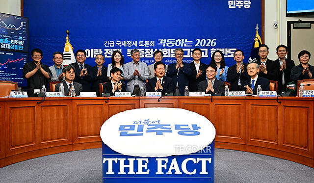 정청래 더불어민주당 대표(가운데)가 22일 오후 서울 여의도 국회에서 열린 긴급 국제정세 토론회 '격동하는 2026 : 이란 전쟁, 북중 정상회담 그리고 한반도'에 참석해 기념사진 촬영을 하고 있다. /국회=배정한 기자