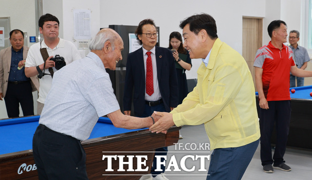 22일 여름철 폭염에 대비한 현장 대응 상황 점검을 위해 장수군 장수노인장애인복지관을 찾은 김관영 전북도지사(오른쪽)가 지역 노인들을 만나 여론을 수렴하고 있다. /전북도