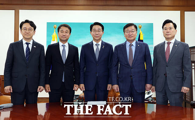 조정식 국회의장과 한병도 더불어민주당 원내대표, 정점식 국민의힘 원내대표가 22일 오후 서울 여의도 국회에서 열린 국회의장 주재 원내대표 회동에 참석해 기념사진 촬영을 하고 있다. 왼쪽부터 천준호 더불어민주당 원내운영수석부대표, 한 원내대표, 조 의장, 정 원내대표, 김승수 국민의힘 원내운영수석부대표. /국회=배정한 기자