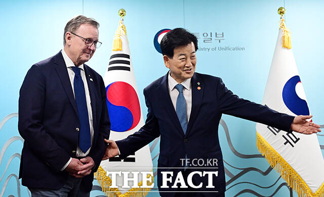 정동영 통일부 장관(오른쪽)이 22일 오후 서울 종로구 정부서울청사에서 보도 라멜로 독일 연방의회 하원 부의장과 면담을 갖고 있다. /임영무 기자