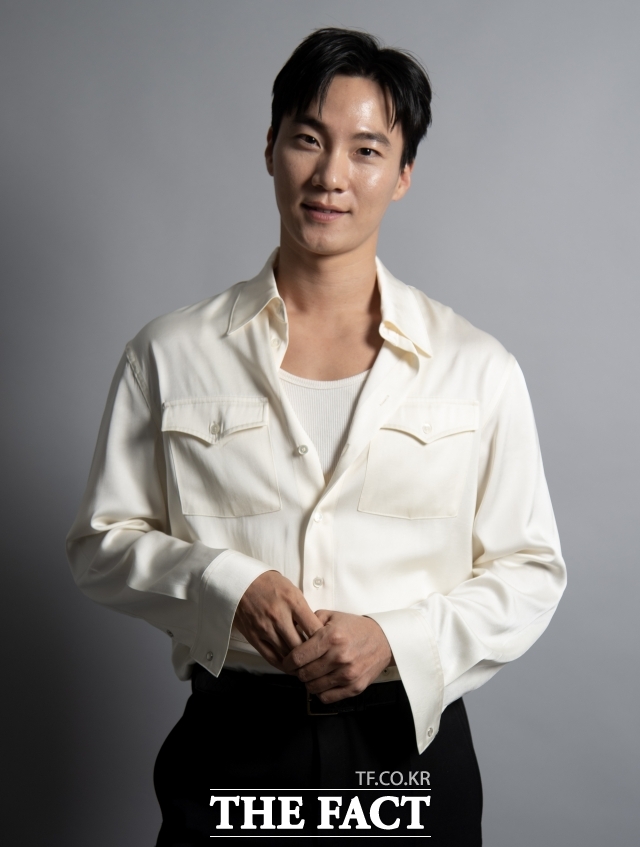 배우 이홍내가 19일 오후 서울 마포구 상암동 <더팩트> 사옥에서 인터뷰에 앞서 포즈를 취하고 있다. /박상민 기자