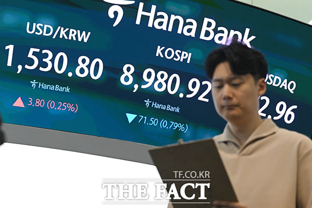 도널드 트럼프 미국 대통령이 이란을 향해 추가 군사행동을 경고하면서 미·이란 평화 협상에 대한 우려가 커진 가운데 22일 오전 서울 중구 하나은행 본점 딜링룸 전광판에 코스피가 표시되고 있다. /서예원 기자