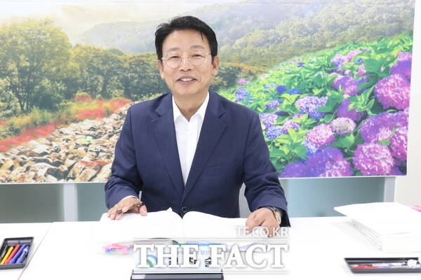 김찬술 대전시 대덕구청장 당선인이 자신의 사무실에서 집무를 보고 있는 모습. /정예준 기자