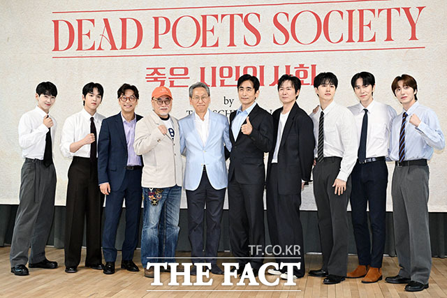 배우 김태균과 문성현, 오만석, 조광화 연출, 김용관 프로듀서, 배우 차인표, 연정훈, 이재환, 김락현, 찬희(왼쪽부터)가 22일 오전 서울 종로구 예술가의 집에서 열린 연극 ‘죽은 시인의 사회’ 제작발표회에 참석해 포즈를 취하고 있다. /서예원 기자