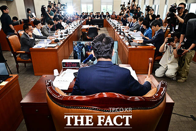 윤상현 국조특위 위원장이 23일 오전 서울 여의도 국회에서 열린 제9회 전국동시지방선거 투표용지 부족 사태 등 국민 참정권 침해 진상규명 및 선거관리 개혁을 위한 국정조사 특별위원회 전체회의에 참석해 안건을 상정하고 있다.