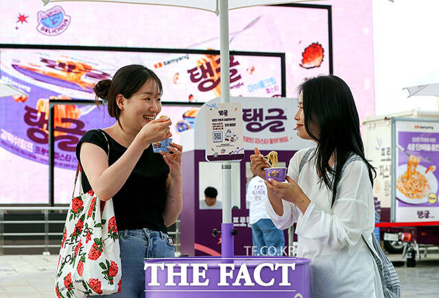 삼양식품이 서울 시내 주요 거점을 중심으로 ‘탱글 프로틴 파스타 서포트럭’ 캠페인을 진행하며, 소비자 입맛 사로잡기에 나서고 있다. 지난 21일 한강 예빛섬을 시작으로 22일 한국프레스센터를 거쳐, 23일 종로 청계광장, 24일 DDP 어울림광장 등 서울 곳곳을 순회하며 소비자들과 직접 만나 자사 파스타 브랜드 '탱글(Tangle)'을 적극 알리고 있다.