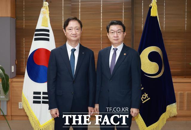 이찬진(왼쪽) 금융감독원장이 삼성전자·SK하이닉스 단일종목 레버리지 ETF를 두고 