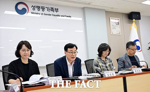 김성철 성평등가족부 안전인권정책관(오른쪽)이 23일 오전 서울 종로구 정부서울청사에서 2025년 성폭력안전실태조사 주요 결과 백브리핑을 하고 있다. /임영무 기자