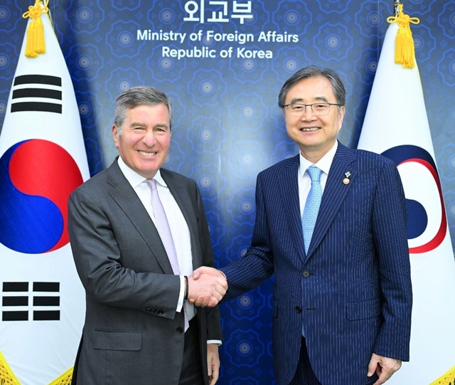 조현 외교부 장관(오른쪽)은 23일 방한 중인 찰스 리브킨 미국 영화협회(MPA) 회장을 면담했다. /외교부