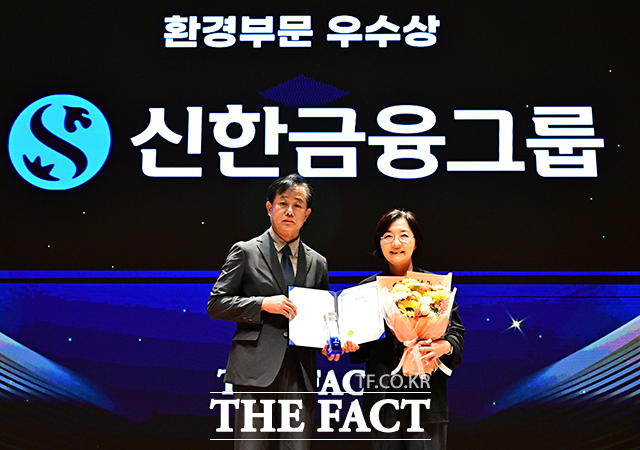 2026 더팩트 ESG 경영대상 시상식이 23일 오후 서울 여의도 한국거래소 컨퍼런스홀에서 열린 가운데 더팩트 정재웅 편집국장(왼쪽)이 신한금융그룹 이은하 부장에게 환경 부문 우수상을 시상하고 있다. /배정한 기자