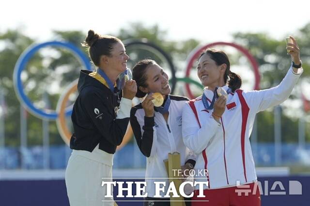리디아 고(가운데) 파리올림픽에서 금메달을 힉득한 뒤 시상대에서 은메달의 에스더 헨젤라이트(왼쪽, 독일), 동메달을 획득한 린시유(중국)와 함께 셀카를 찍으며 기쁨을 만끽하고 있다./AP.뉴시스