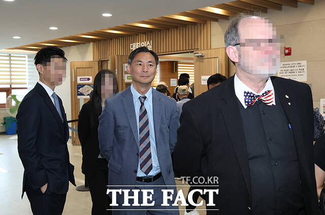23일 경찰에 따르면 서울경찰청 사이버수사대는 오는 24일 오전 10시 허위 사실 적시 명예훼손 혐의를 받는 탄 교수를 불러 조사한다. 사진은 '부정선거 음모론자' 모스 탄 교수가 지난달 29일 경기 평택시 안중읍행정복지센터에 마련된 사전투표소를 방문해 현장을 둘러보고 있는 모습./평택=남윤호 기자(현장풀)