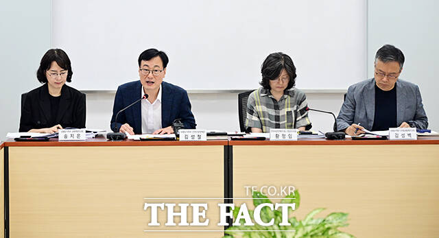 김성철 성평등가족부 안전인권정책관(오른쪽)이 23일 오전 서울 종로구 정부서울청사에서 2025년 성폭력안전실태조사 주요 결과 백브리핑을 하고 있다. /임영무 기자