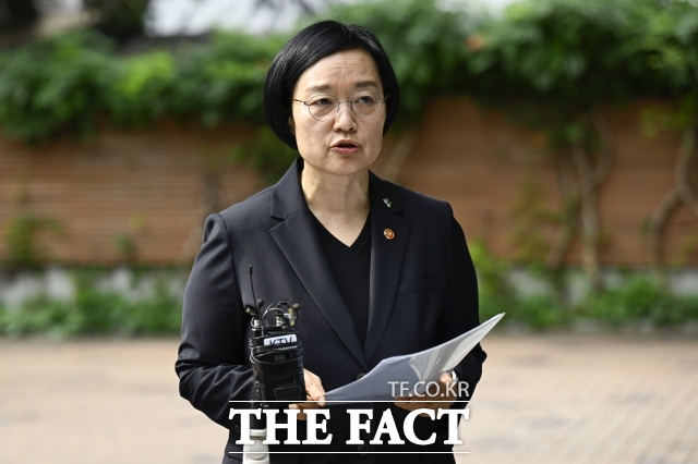 23일 국무총리 인사청문 준비단에 따르면 한성숙 국무총리 후보자가 보유하던 주택들을 모두 처분하고 삼청동 소재 1주택만 남겼다. 사진은 지난 22일 오전 서울 종로구 금융감독원 연수원에 마련된 인사청문회 준비 사무실에 출근하며 모두의 창업 개인정보 유출 사태에 대해 사과하는 모습. /송호영 기자