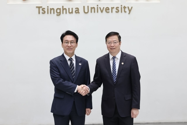 김민석 국무총리는 23일 베이징 칭화대를 방문해 추융 칭화대 당서기를 만나 한중 관계 발전을 위한 해법으로 청년 교류를 제시했다. 칭화대 측은 김 총리에게 그가 칭화대 재학 시절 찍은 단체 사진을 찾아 선물했다. /총리실