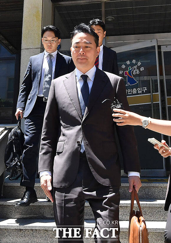 홍정도 중앙홀딩스 부회장이 23일 오후 서울 서초구 서울회생법원에서 열린 중앙홀딩스 회생 대표자 심문을 마치고 법원을 나서고 있다. /서예원 기자