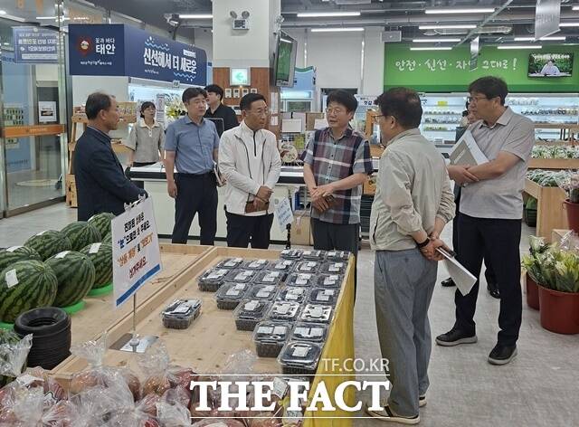 청양군수직 준비위원회가 지난 19일 군민들의 목소리를 직접 듣기 위해 관내 주요 사업 시설에 대한 대대적인 현장답사를 감행하고 있다. /김홍열 준비위