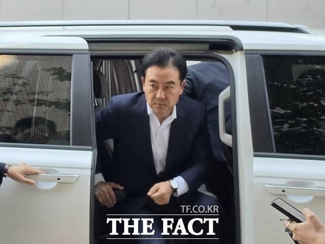 통일교 수사무마 의혹을 받는 윤희근 전 경찰청장이 23일 오전 3대 특검(내란·김건희·채상병) 미제 의혹을 수사하는 권창영 특별검사팀(종합특검)에 출석하고 있다. /김해인 기자