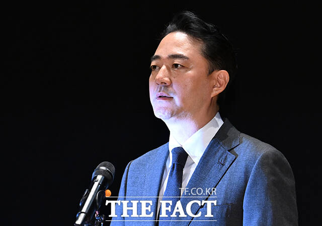 법원에 회생을 신청한 중앙그룹 계열사 5곳의 대표자 심문이 시작됐다. 홍정도 중앙그룹 부회장이 지난 15일 오후 서울 마포구 중앙일보빌딩에서 기자회견을 열고 입장을 발표하고 있다. /박헌우 기자