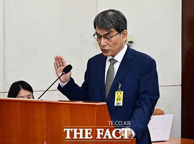 증인선서하는 노태악 전 중앙선관위원장.