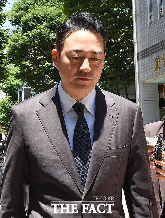 홍정도 중앙홀딩스 부회장이 23일 오후 서울 서초구 서울회생법원에서 열린 중앙홀딩스 회생 대표자 심문을 마치고 법원을 나서고 있다. /서예원 기자
