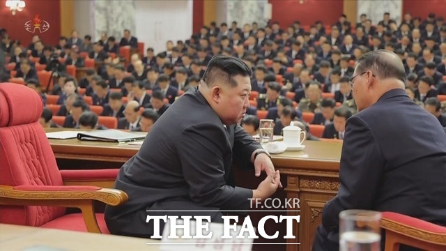 김정은 북한 국무위원장(왼쪽)은 조선노동당 중앙위원회 제9기 제2차 전원회의에서 확장억제 협의체 핵협의그룹(NCG) 6차 회의에 대해서도 언급했다. 제9기 제2차 전원회의 참석한 김 위원장 모습. /뉴시스. 조선중앙TV 갈무리.