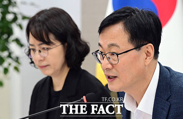 김성철 성평등가족부 안전인권정책관(오른쪽)이 23일 오전 서울 종로구 정부서울청사에서 2025년 성폭력안전실태조사 주요 결과 백브리핑을 하고 있다. /임영무 기자