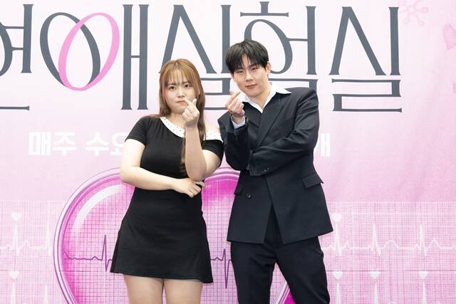 찰스엔터(왼쪽)와 몬스타엑스 주헌은 '연애실험실'에서 관찰자로 참가자들의 이야기를 지켜본다. /넷플릭스