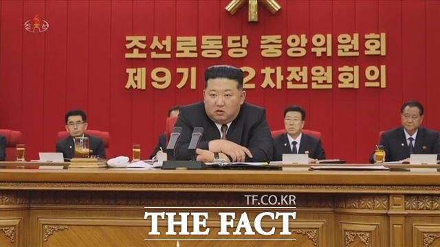 북한이 조선노동당 중앙위원회 제9기 제2차 전원회의에서 핵무력 강화와 대남 적대 노선을 내세웠다. 사진은 김정은 국무위원장이 제9기 제2차 전원회의에 참석한 모습. /뉴시스. 조선중앙TV 갈무리.