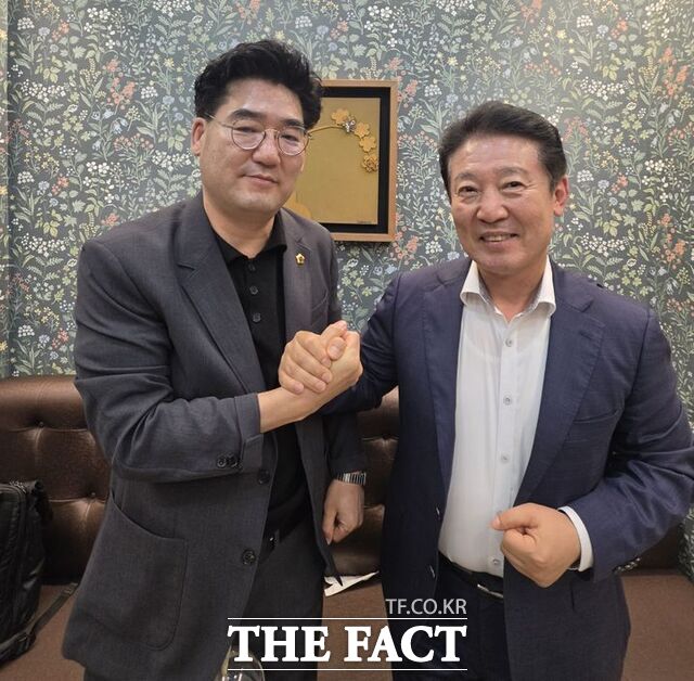 더불어민주당 전남광주통합특별시의회 초대 의장 후보 단일화에 합의한 전경선 당선인(오른쪽)과 심철의 당선인이 22일 오후 광주 모처에서 만나 손을 맞잡고 있다. /전경선 당선인 측 제공