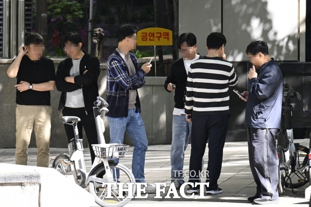 지난 4월 24일 오전 시민들이 서울 강남구 테헤란로 금연 거리에서 흡연을 하고 있다./송호영 기자