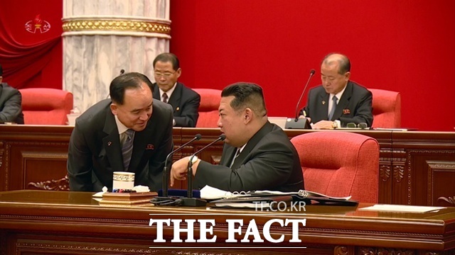 최고인민회의 상임위원장이던 조용원(왼쪽)은 당 조직지도부장으로 복귀했다. 사진은 2022년 6월 조선노동당 중앙위원회 제8기 제5차 전원회의가 열렸던 모습. /뉴시스. 조선중앙TV 갈무리.