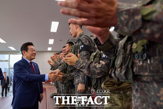 이재명 대통령은 6·25 전쟁일 주간을 맞아 군부대 방문 등 안보 관련 일정을 잇따라 소화한다. 이 대통령이 2025년 9월 12일 오후 강원도 화천군 소재의 육군 제7보병사단을 찾아 장병들과 인사를 나누고 있다. /대통령실