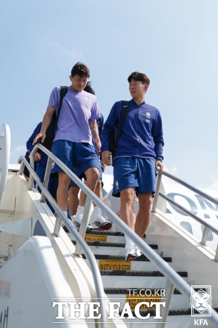 한국축구대표팀 손흥민(오른쪽)과 김민재가 지난 22일(한국시간) 남아공과의 A조 조별리그 3차전이 예정된 몬테레이의 국제공항에 도착해 비행기에서 내려오고 있다./몬테레이(멕시코)=KFA