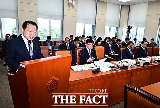 인사말 하는 위철환 중앙선관위원장 직무대행(왼쪽).