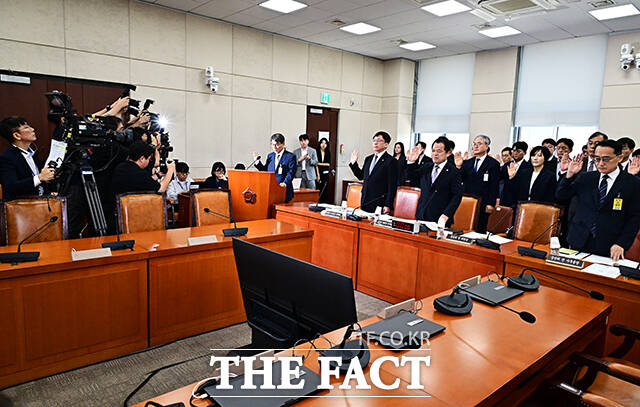 증인선서하는 노태악 전 중앙선관위원장과 증인들.