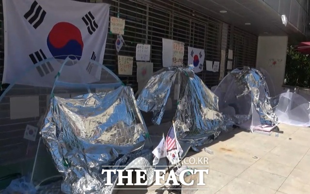 23일 서울 송파구 올림픽공원 핸드볼경기장 게이트 앞에는 텐트, 돗자리, 물, 은박지 등으로 이곳에서 오랜 시간을 보낸 이들의 짐이 놓여있다. 본격적인 여름이 다가오면서 더위에 대한 대비가 강해지는 분위기다. /서울 올림픽공원=오승혁 기자
