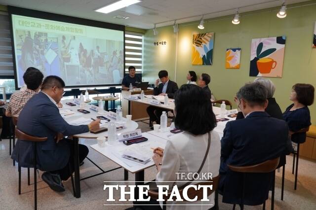 제5대 세종시교육감직인수위원회가 23일 세종늘벗학교를 방문해 학교 현황을 청취하고 있다. 인수위는 이날 세종누리학교, 세종캠퍼스형고등학교(온세종학교) 등을 차례로 방문했다. /강미애 세종시교육감직 인수위