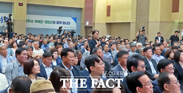 23일 부여주민이 공주시 고마센터에서 열린 타운홀미팅에서 질문을 하고 있다. /김형중 기자