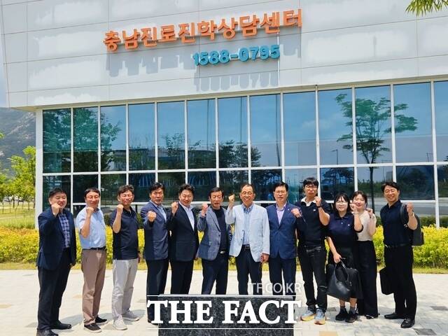 충남교육 미래동행 준비위원회 진로진학·고교학점제 분과 위원들이 23일 충남교육청 진로진학상담센터를 방문해 운영 현황을 점검한 뒤 기념촬영을 하고 있다. /충남교육 미래동행 준비위원회