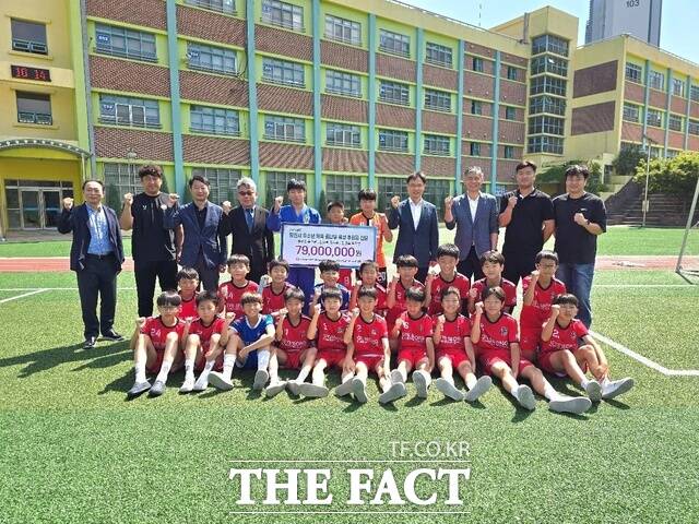당진발전본부는 23일 계성초등학교에서 유소년 축구와 유도 꿈나무 육성 후원금 7900만 원을 전달했다. /당진발전본부