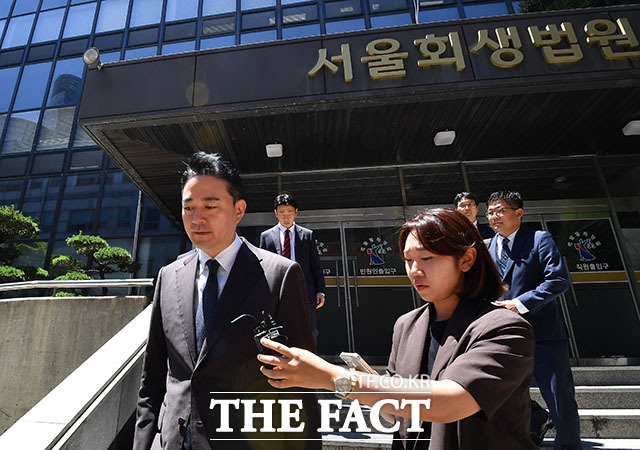 홍정도 중앙홀딩스 부회장이 23일 오후 서울 서초구 서울회생법원에서 열린 중앙홀딩스 회생 대표자 심문을 마치고 법원을 나서고 있다. /서예원 기자