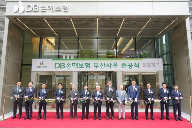 김정남 DB그룹 부회장(왼쪽 일곱번째)과 정종표 DB손해보험 사장(왼쪽 여덟번째) 및 주요 관계자들이 준공식 기념촬영을 하고 있다. /DB손해보험