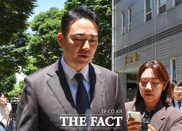 홍정도 중앙홀딩스 부회장이 23일 오후 서울 서초구 서울회생법원에서 열린 중앙홀딩스 회생 대표자 심문을 마치고 법원을 나서고 있다. /서예원 기자