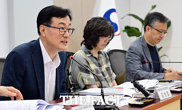 김성철 성평등가족부 안전인권정책관(오른쪽)이 23일 오전 서울 종로구 정부서울청사에서 2025년 성폭력안전실태조사 주요 결과 백브리핑을 하고 있다. /임영무 기자